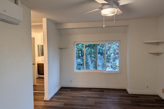 primary bedroom - 3br/1.25b- Very Light And Bright Upper Level -$3500 / (Woodbridge in Irvine) Condo
