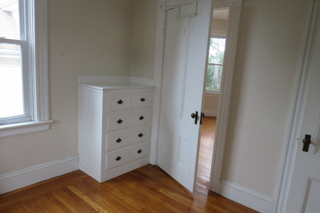 bedroom - 2 Bedroom Apartment - 1 Mile from Brown - Garage Parking On Site