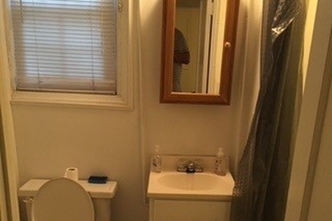 Bathroom - Studio Walking distance to campus House