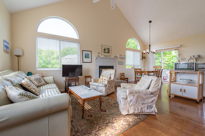 Living/Dining Area - Available for a group of 4! 4 Bedroom in Narragansett! House