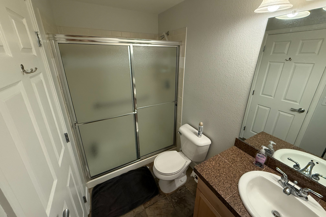 Secondary Bathroom - Vistoso Comdominiums, Close to Campus Condo