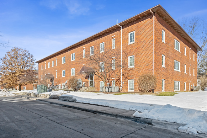 Outside of the building - Executive Rental Close to UI Hospital, Dental & Law School Condo
