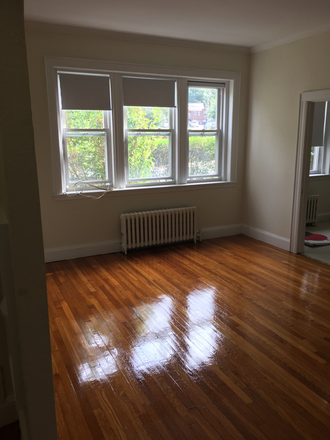 Hub Realty - Excellent studio next to campus, with extra space in alcove area Apartments