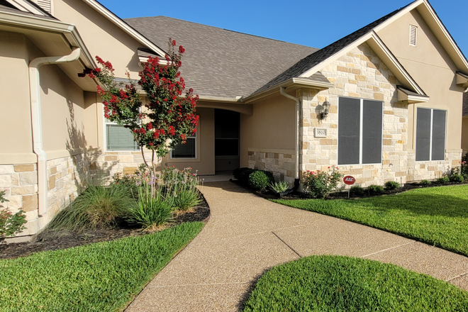 Street view - Quiet setteled subdivision in Sumitt Crossing