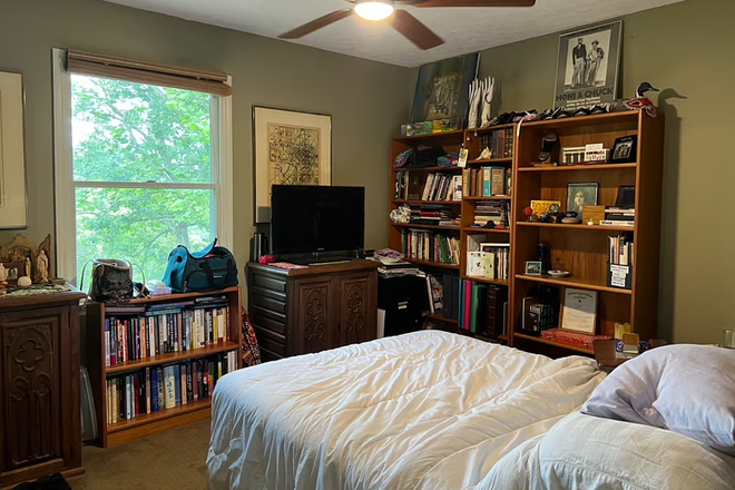 Bedroom for rent - Quiet, comfortable, roomy, furnished and beautiful.