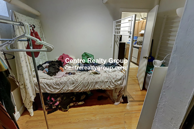 - - Right Close to Campus! 2 bed w/ Heat & Hot Water Included, Laundry in Building Apartments