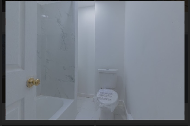 Upstairs bathroom - SILVERWOOD House