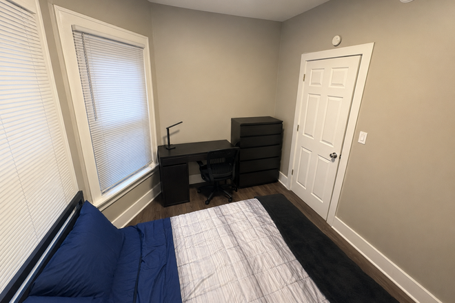 Sublet bedroom - 830 Hamlin Street
