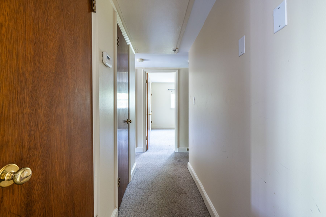 Two entrances from hallway - 3/2 Rental, Great for Students and Staff, Available July 1 Condo