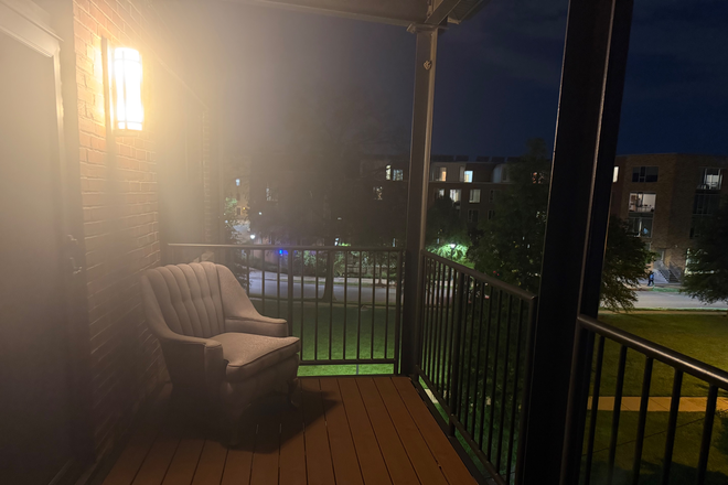 Balcony with a view - Spacious apartment in Delmar Loop