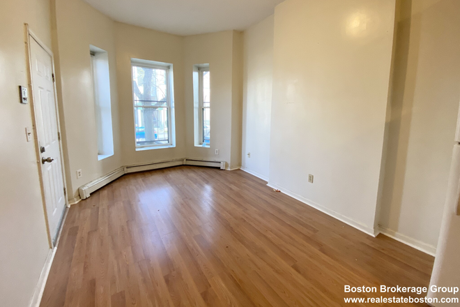 Call NOW for showings! 617-236-8550 - HAMMOND ST - *NO FEE!* FLOOR THRU MODERN 3BR/1BA IN SOUTH END W/ LNDRY IN BLDNG AVAIL *9/1/2025* Apartments