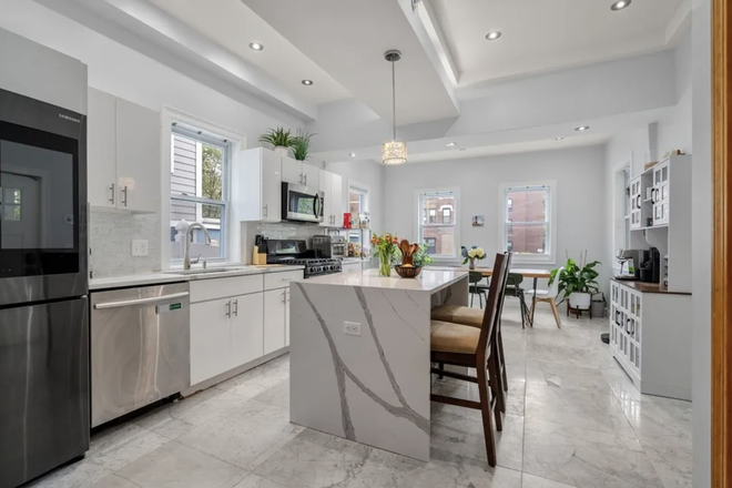. - Gorgeous, Renovated 3 Bed / 2 Bath near campus w/ LAUNDRY IN UNIT! Avail. 9/1/25!! Apartments
