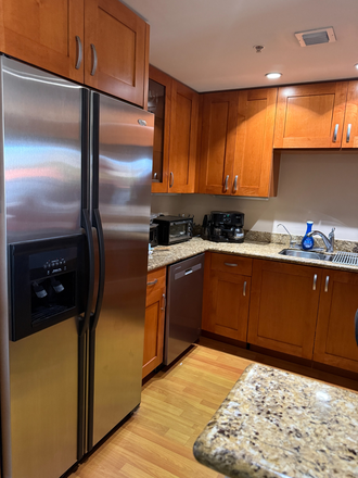 Kitchen - A Gem, 2/2, 2 reserved parkings, pool, controlled access... Apartments