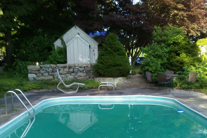 Seasonal In Ground Pool - Furnished bedroom & Private Bath in a charming colonial home in a peaceful historic district