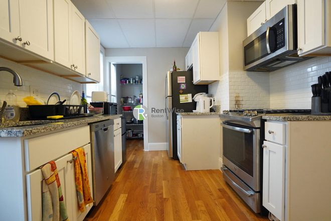 1 - Fantastic Packards Complex-1, 2, 3 & 4 beds, BIG Rooms, No Broker Fee Apartments