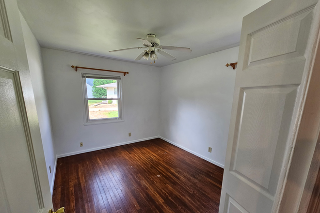 bedroom - Spacious house on-suite full bathroom, off street parking, walk to campus