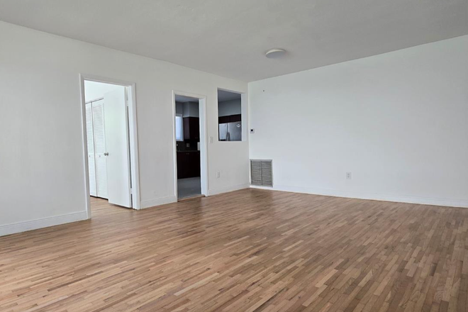 Main Room - UNIVERSITY OF MIAMI CAMPUS 7 BEDROOM 4 BATHROOM RENTAL House