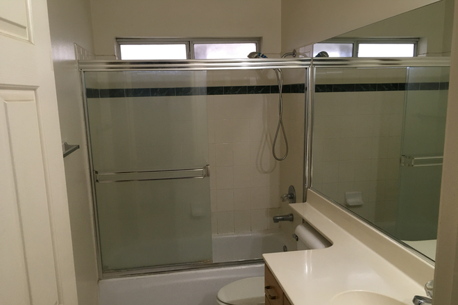 Share bathroom - Large bedroom 2nd floor for 1 semester only Townhome