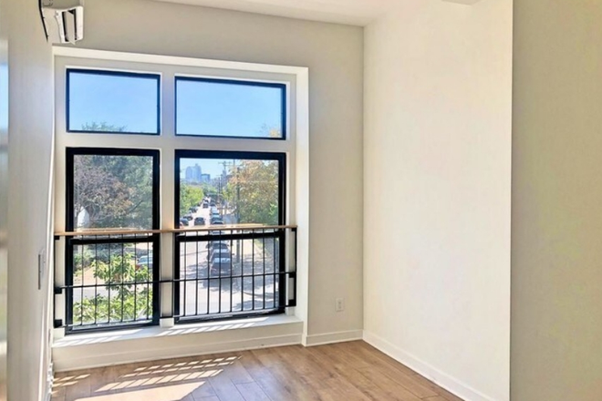 Bedroom - Room in 2 bed 1 bath apartment, two minute walk away from Fairmount BSL Station!