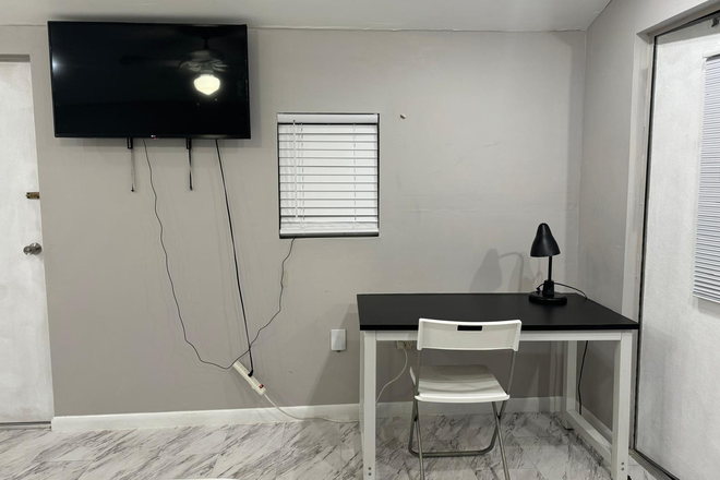  - $1600 1br - UM STUDENTS ONLY (Wi-Fi INCLUDED)completely independent all