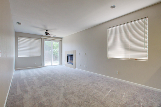dining/living room - 530 Barclay way, 6 minutes to UC Merced House