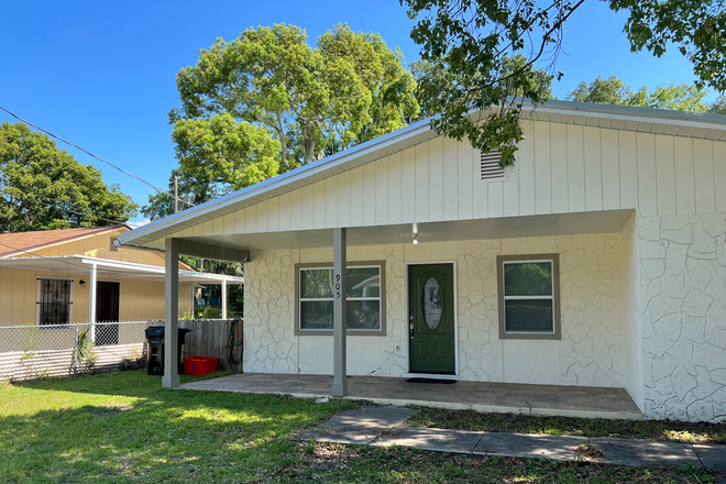 Front of House - Spacious 4 Bedroom 2 Bath House for Rent Walkable to UF Campus!