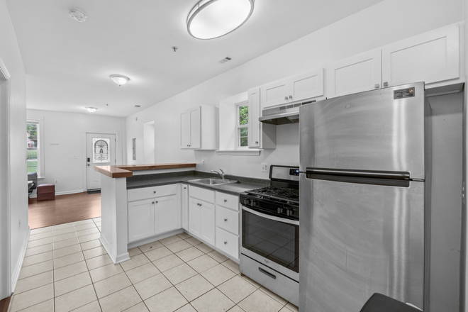 Kitchen - Cozy House Walking Distance to UMD Campus