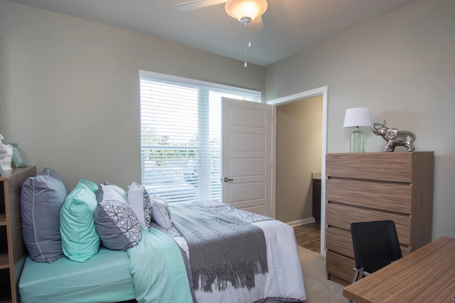 Bedroom - IQ Luxury Apartments - Two apartments for sublet