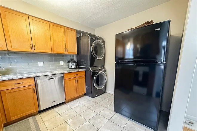 Kitchen - Condo on Campus Bus Line