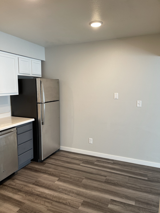 Three Bedroom Renovated - Three Bedroom Units On Ridgeland Apartments