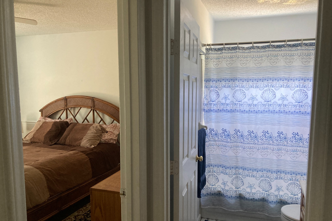 Private Bathroom - Mt Pleasant - Close to Isle of Palms front beach House