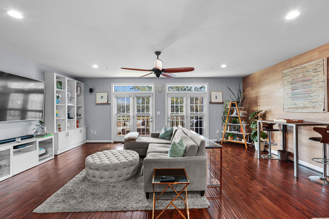 living/family room - Spacious Townhouse in Greenbelt