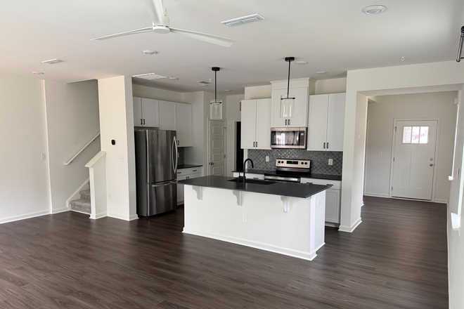 kitchen and living room - 4 bedroom, 2.5 bathroom townhouse, 10 min to UNC