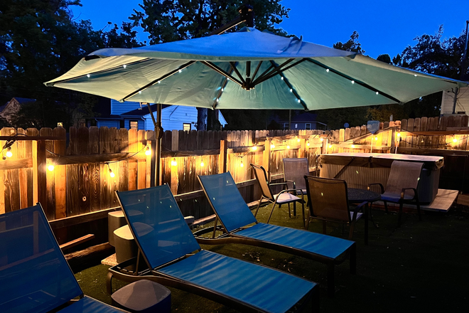 Relax under the stars - 6 bedrooms with 4 bathrooms, 2 blocks to campus  hot tub, fire pit, furnished,71 inch tv House