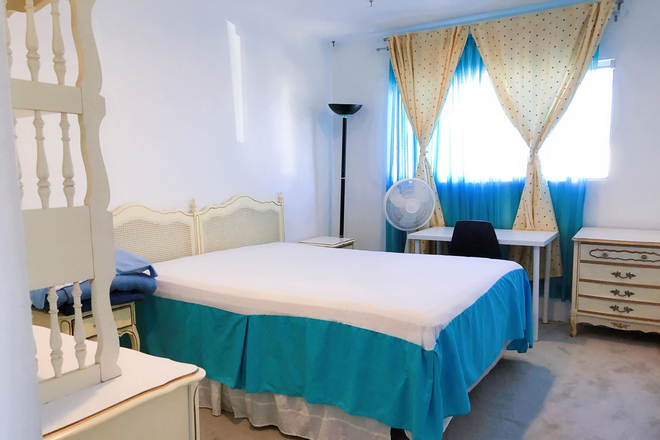 Large bedroom / Queen bedroom set - Female Preferred Roommate | UCSD Location | Utilities Included