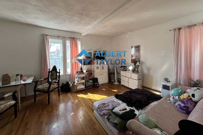 Living Area - LARGE 1 Bedroom - Steps to Green Line (E-Line)