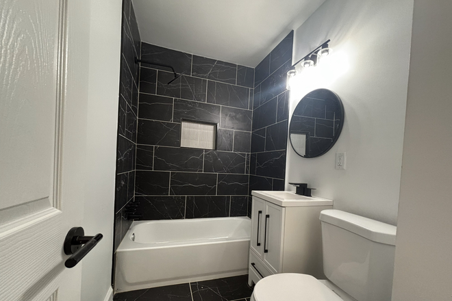 Main Floor Bathroom - 7min to Campus | Furnished & Utilities Included Duplex