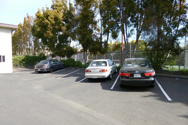Parking (1 space available) - Room in Lovely Strawberry Creek Park Apt