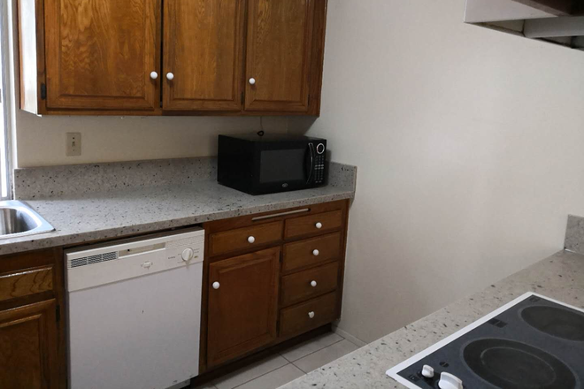 kitchen - 3 beds, 1.5 bath, 1113 ft^2,  two story condo,