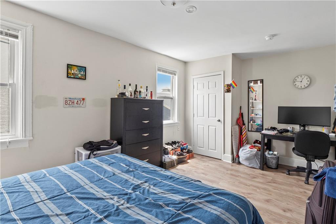 Bedroom with queen bed and office desk and wardrobe - Modern and spacious room, only 3 min walking from Brown University Apartments