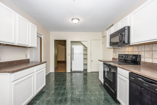 Interior - 3206 Bishop 5 Bed 2 Bathroom! House