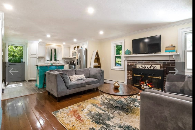 Living Room - Adorable cottage near beach and campus Apartments