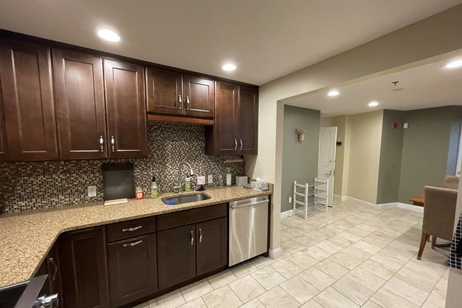 . - Stunning large 2-bed, 2-bath corner unit at the heart of Back Bay! LAUNDY IN UNIT - Avail NOW!!! Apartments