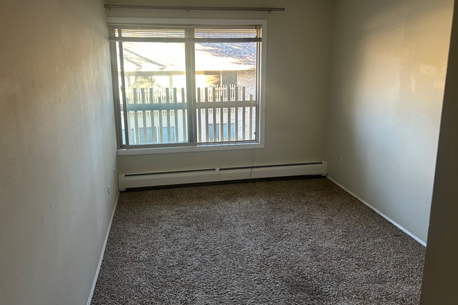 Rented Room - Room For Rent! Quiet and Cheap! Spring 26