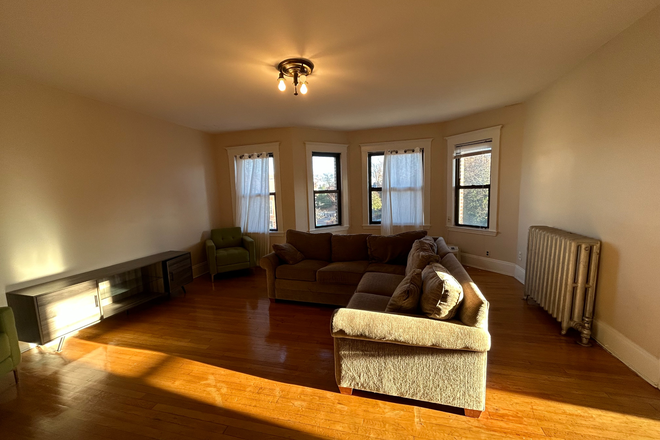 Common area - MASSIVE 4-BEDROOM APARTMENT STEPS TO BC BUS STOP