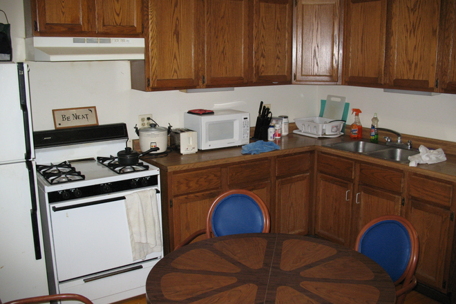 Kitchen - RUSH & U of I STUDENT APARTMENTS MEDICAL DISTRICT STUDENT DISCOUNTS AVAILABLE Text Only