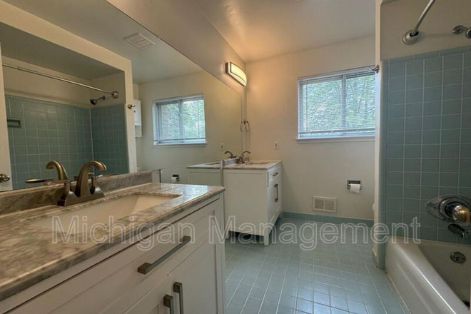 Bathroom - NE A2 4BR/3BA w/ pool – 15 min to U-M – whole-home lease – available now