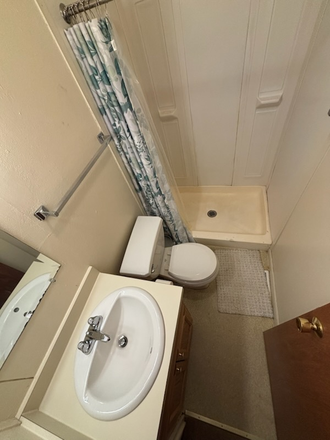 bathroom - Private Upstairs Room in Puffton Village Near UMass Campus – Available July & September