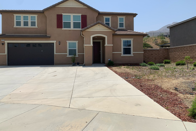 Front of the house - Home Close to Campus