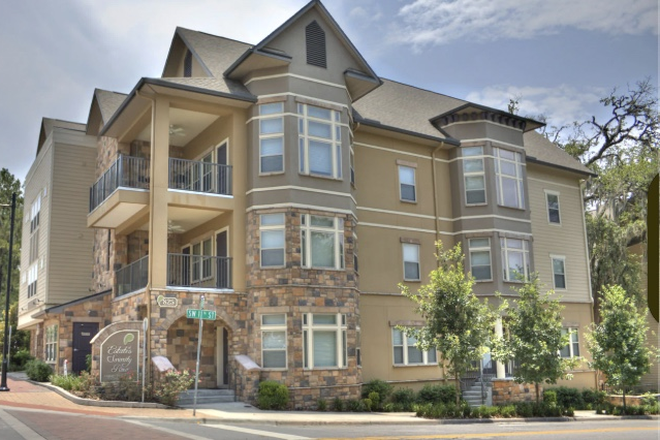 outside street view - Townhouse in Estates on Sorority Row